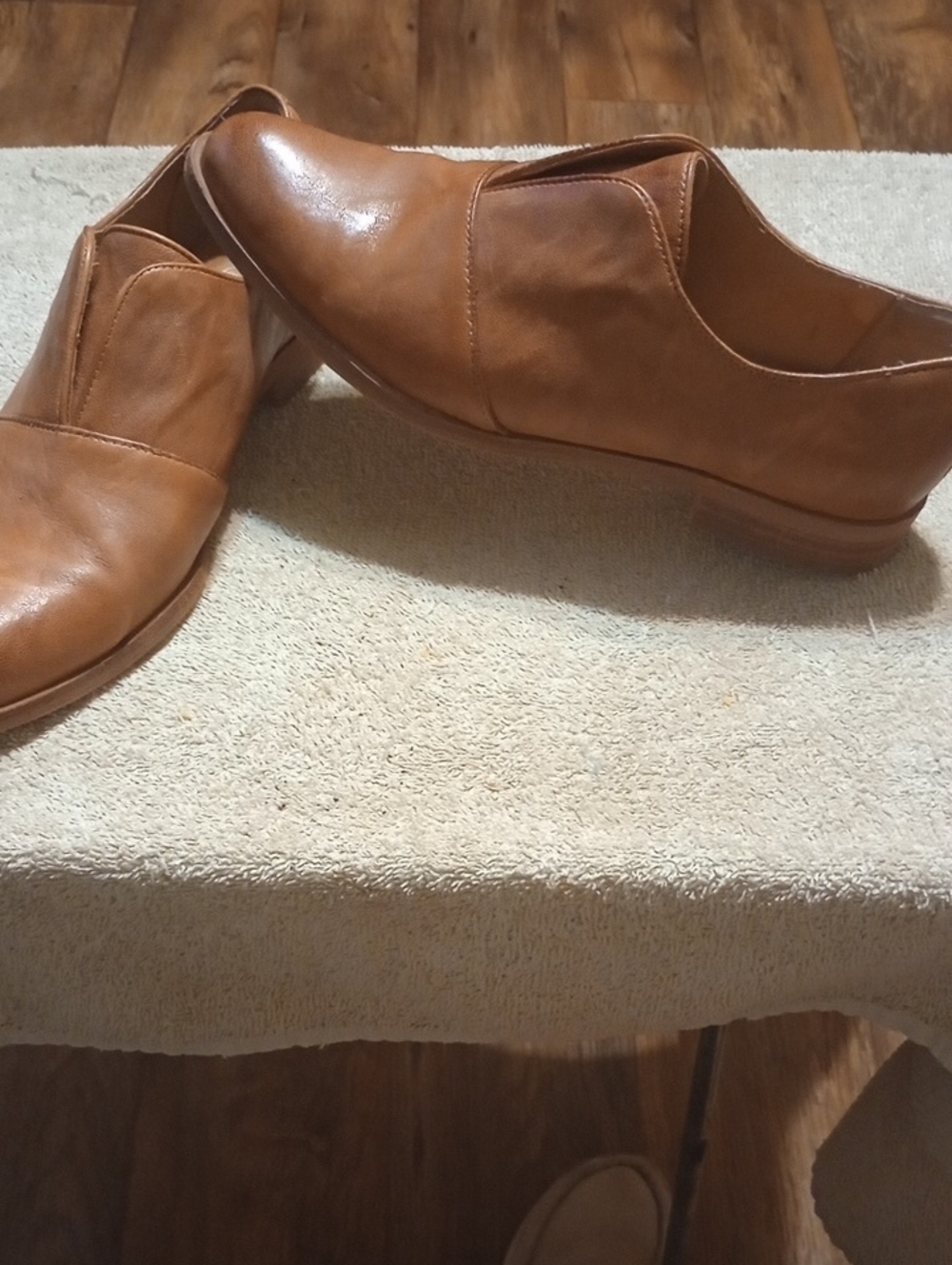 Women's Classic Isola Tan Leather Slip-On Loafers Size 9M - Picture 1 of 9
